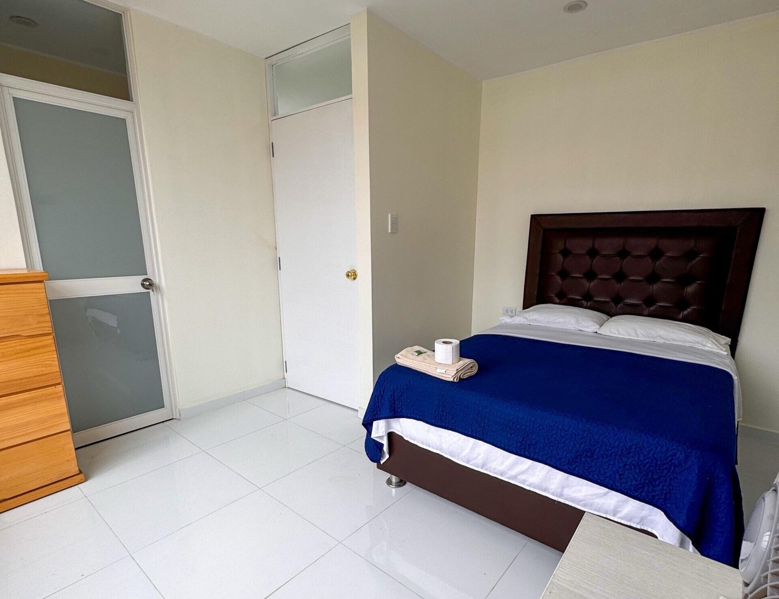 Cocina y comedor en moderno departamento familiar de hospedaje en San Ramón, Chanchamayo