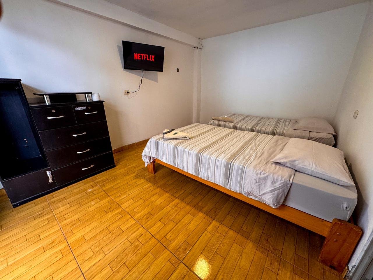 Habitación doble amoblada de hospedaje en San Ramón, Chanchamayo. Cuenta con baño privado