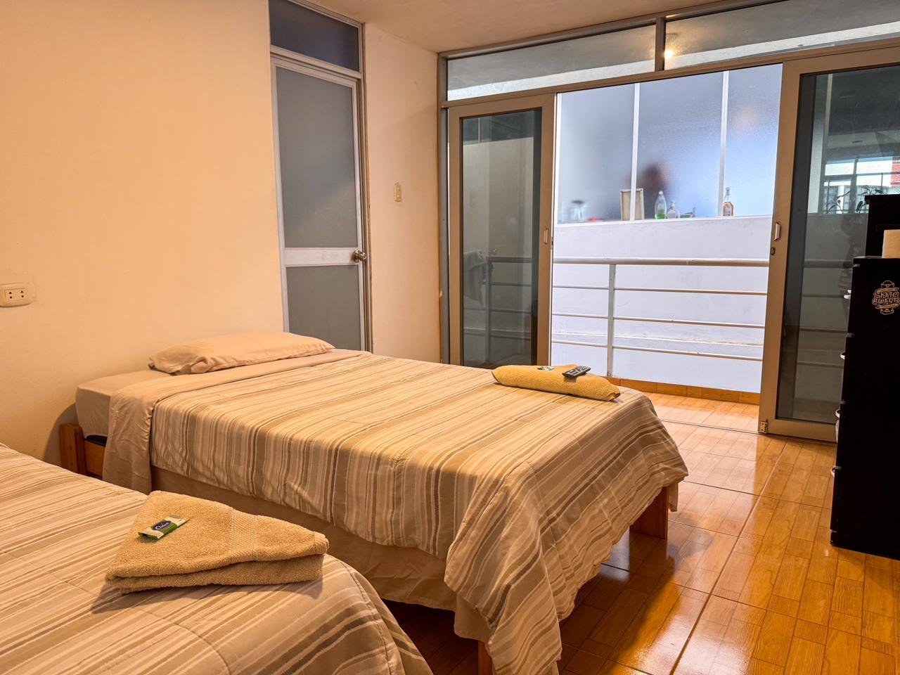 Habitación doble de hospedaje en San Ramón, Chanchamayo. Cuenta con baño privado