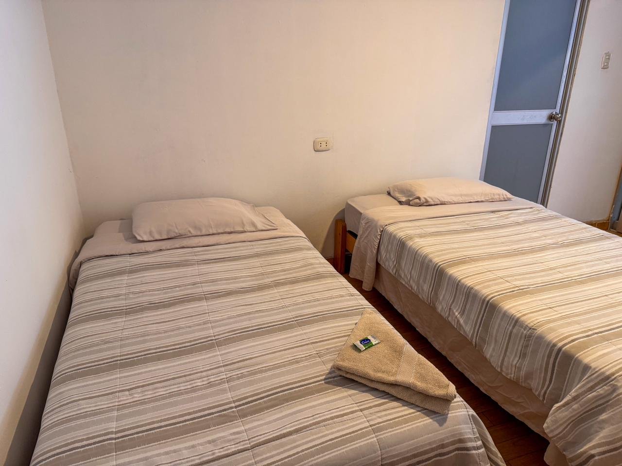 Habitación doble de hospedaje en San Ramón, Chanchamayo. Cuenta con baño privado