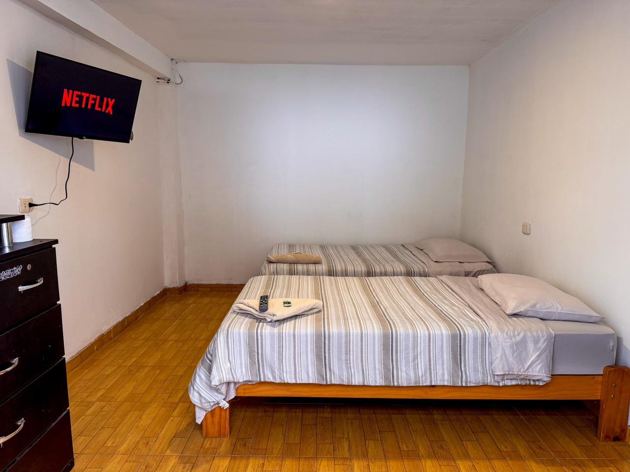 Habitación doble de hospedaje en San Ramón, Chanchamayo. Cuenta con baño privado