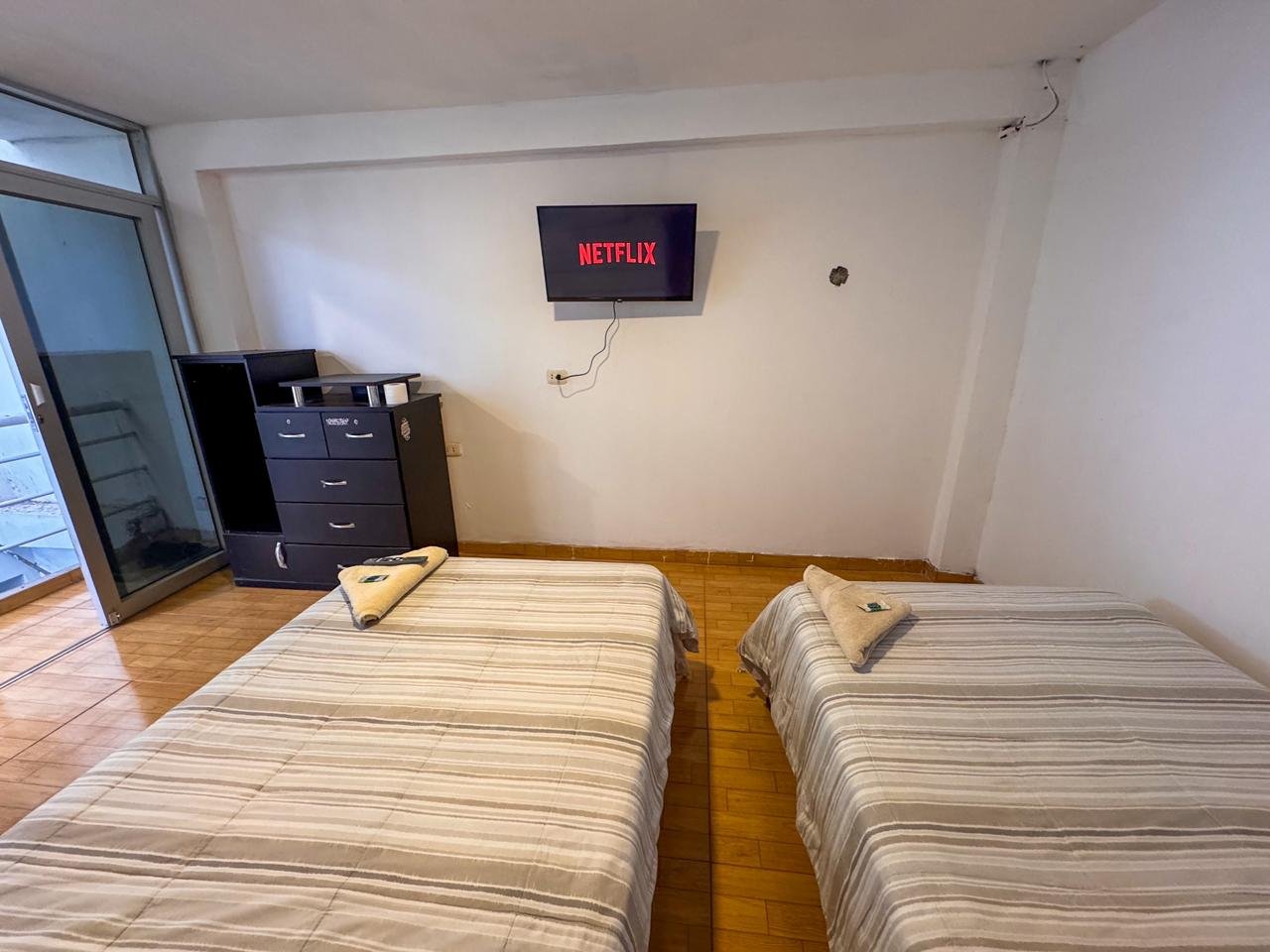 Habitación doble de hospedaje en San Ramón, Chanchamayo. Cuenta con baño privado