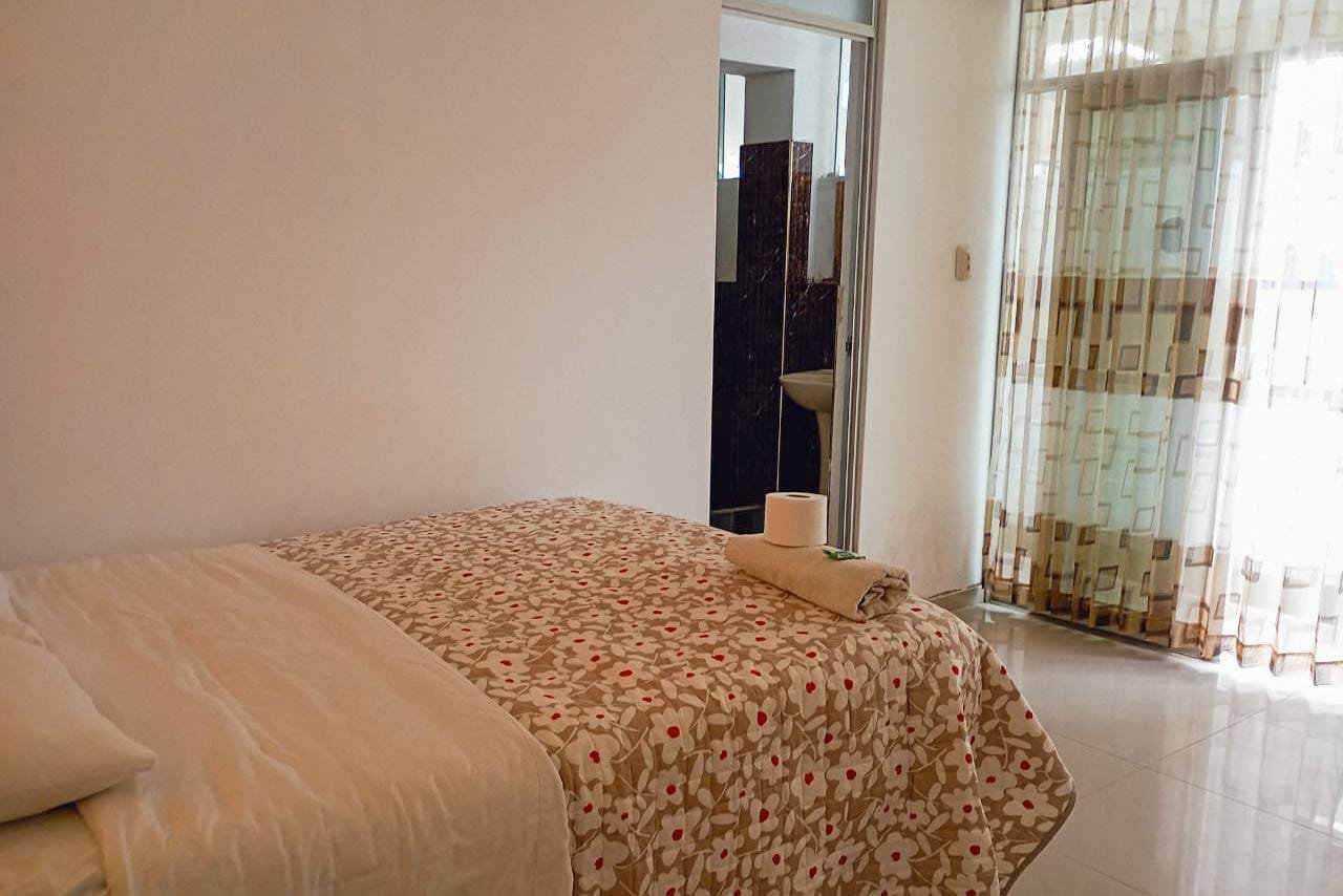 Habitación matrimonial de hospedaje en San Ramón, Chanchamayo. Cuenta con baño propio.