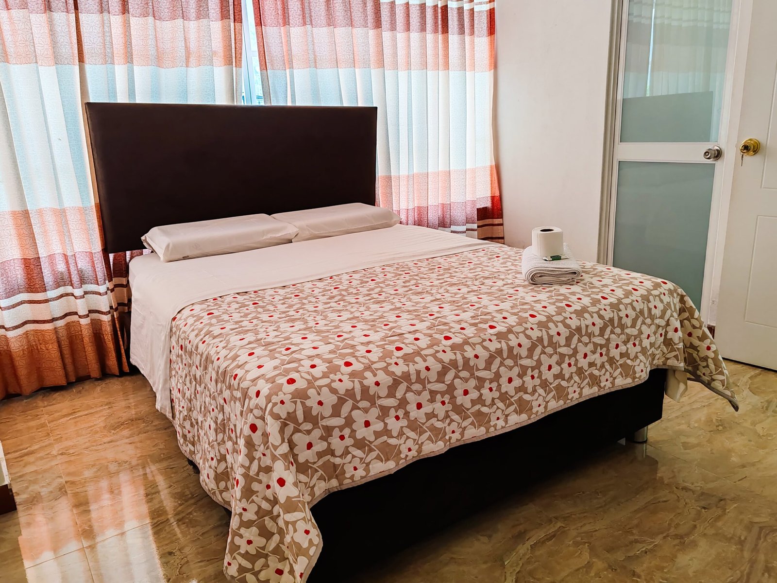 Habitación matrimonial en departamento familiar de hospedaje en San Ramón, Chanchamayo. Cuenta con baño privado