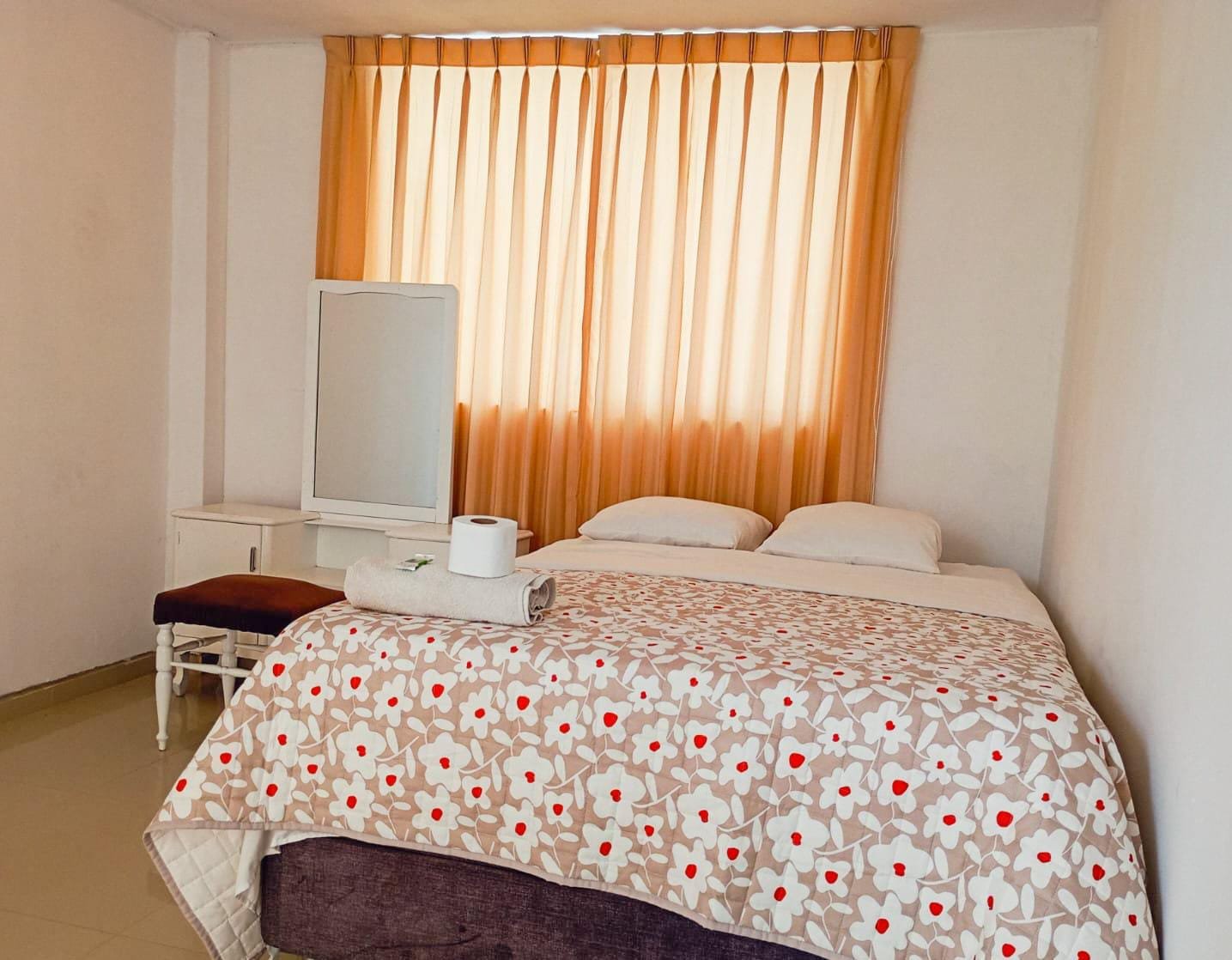 Habitación matrimonial de hospedaje en San Ramón, Chanchamayo. Cuenta con baño privado