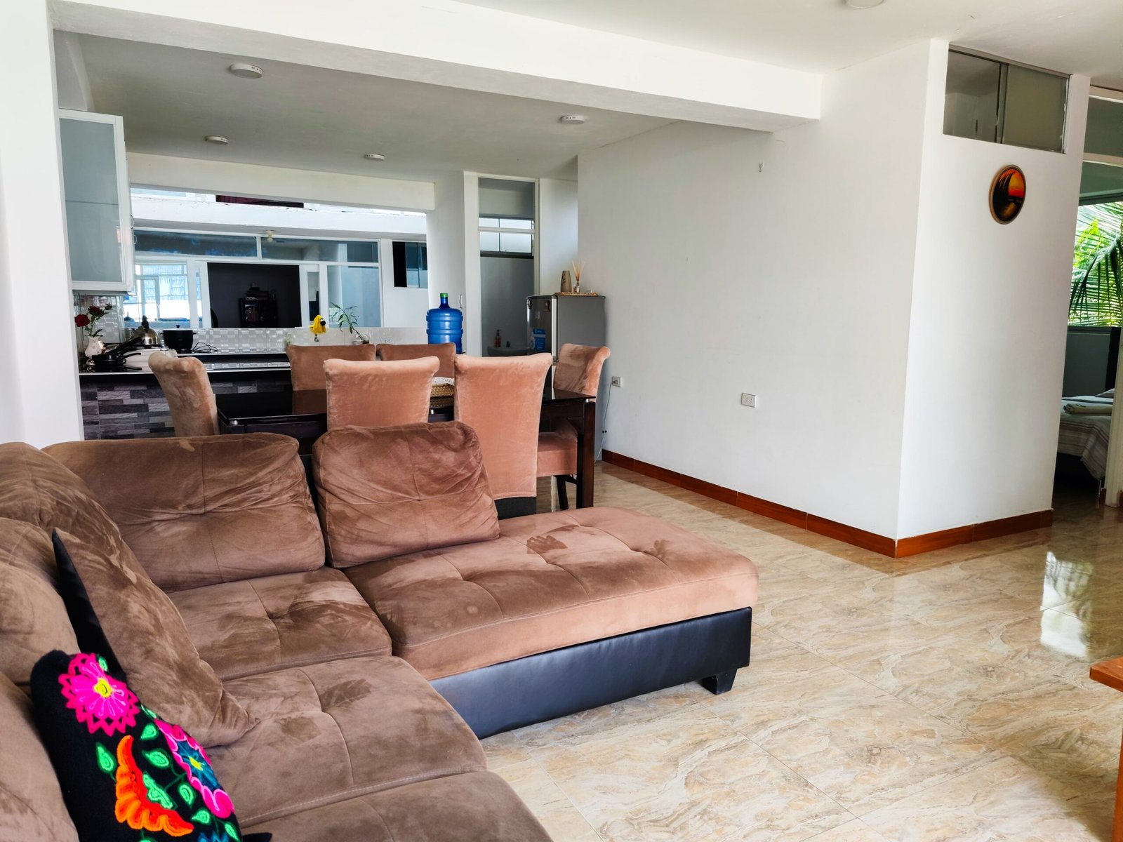 Sala acogedora en departamento familiar de hospedaje en San Ramón, Chanchamayo. Cuenta con Wifi, Netflix y balcón con vista al bosque y capacidad para familiar o grupos grandes