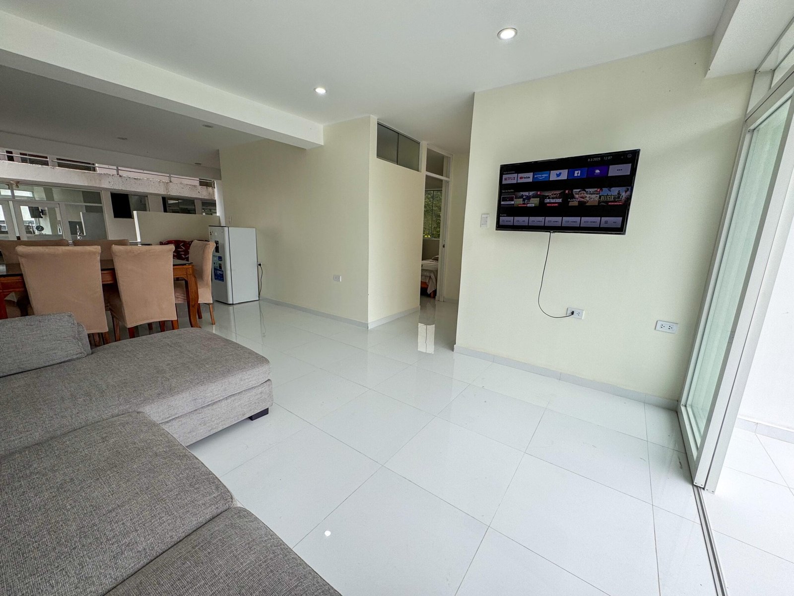 Comedor en moderno departamento familiar de hospedaje en San Ramón, Chanchamayo. Capacidad de 8 personas.