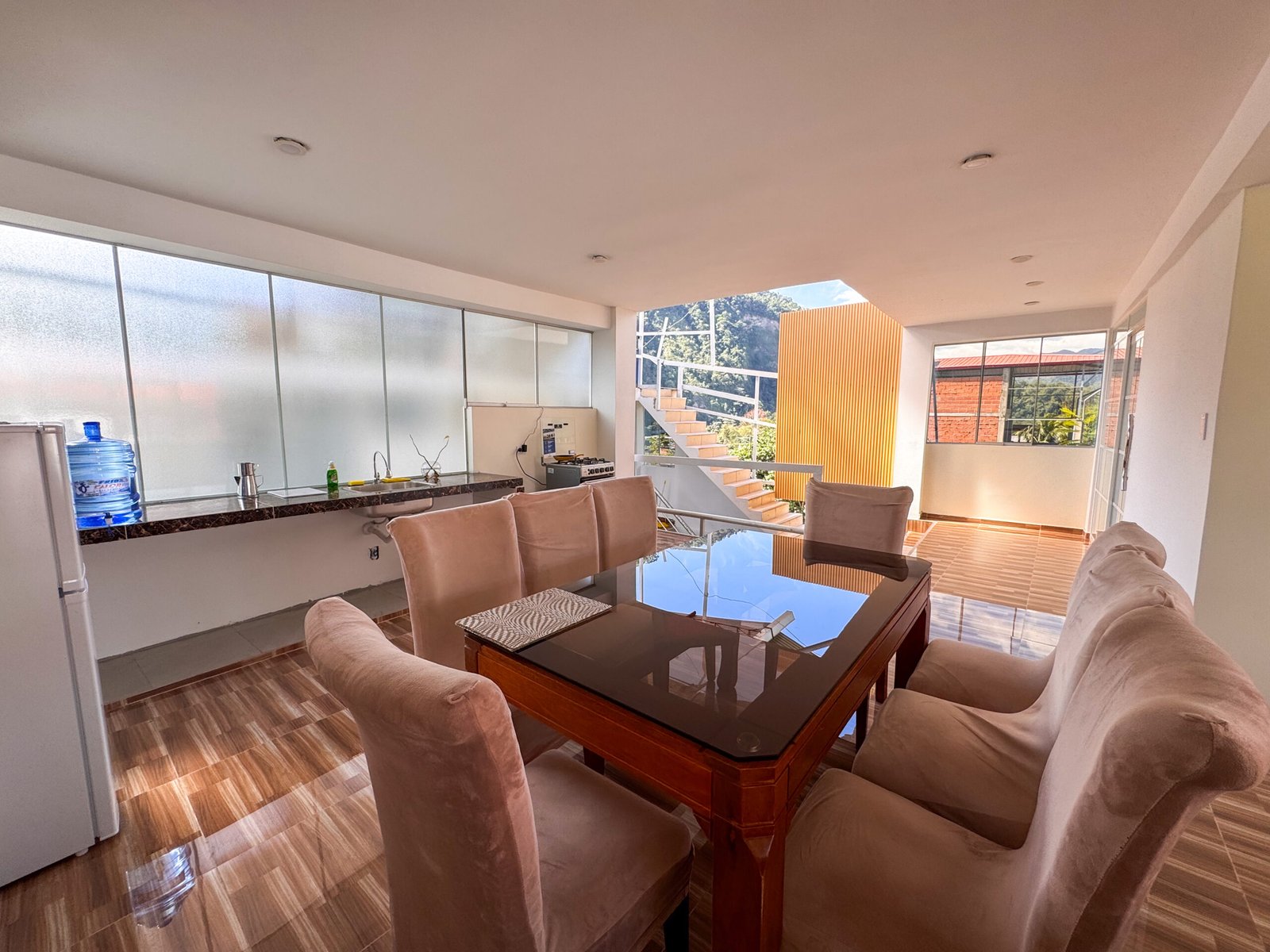 Comedor en moderno departamento familiar de hospedaje en San Ramón, Chanchamayo. Capacidad de 8 personas.