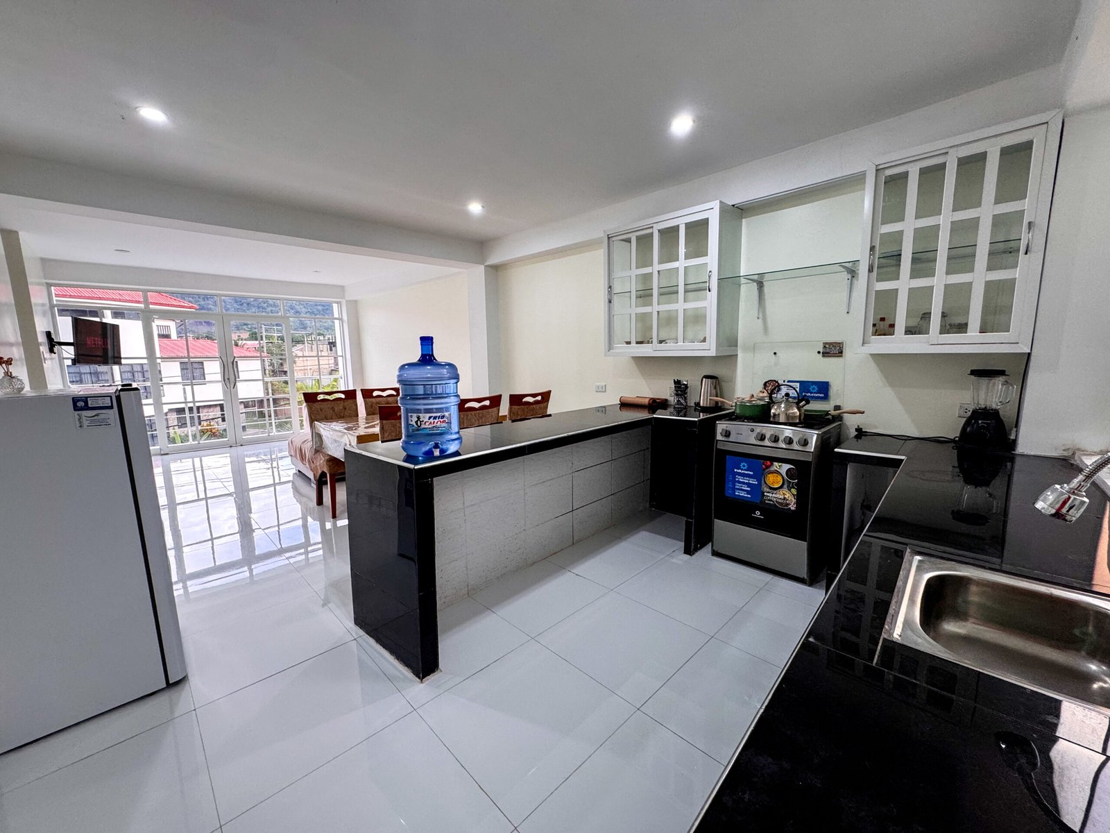 Habitación doble en departamento moderno familiar de hospedaje en San Ramón, Chanchamayo. Cuenta con baño privado