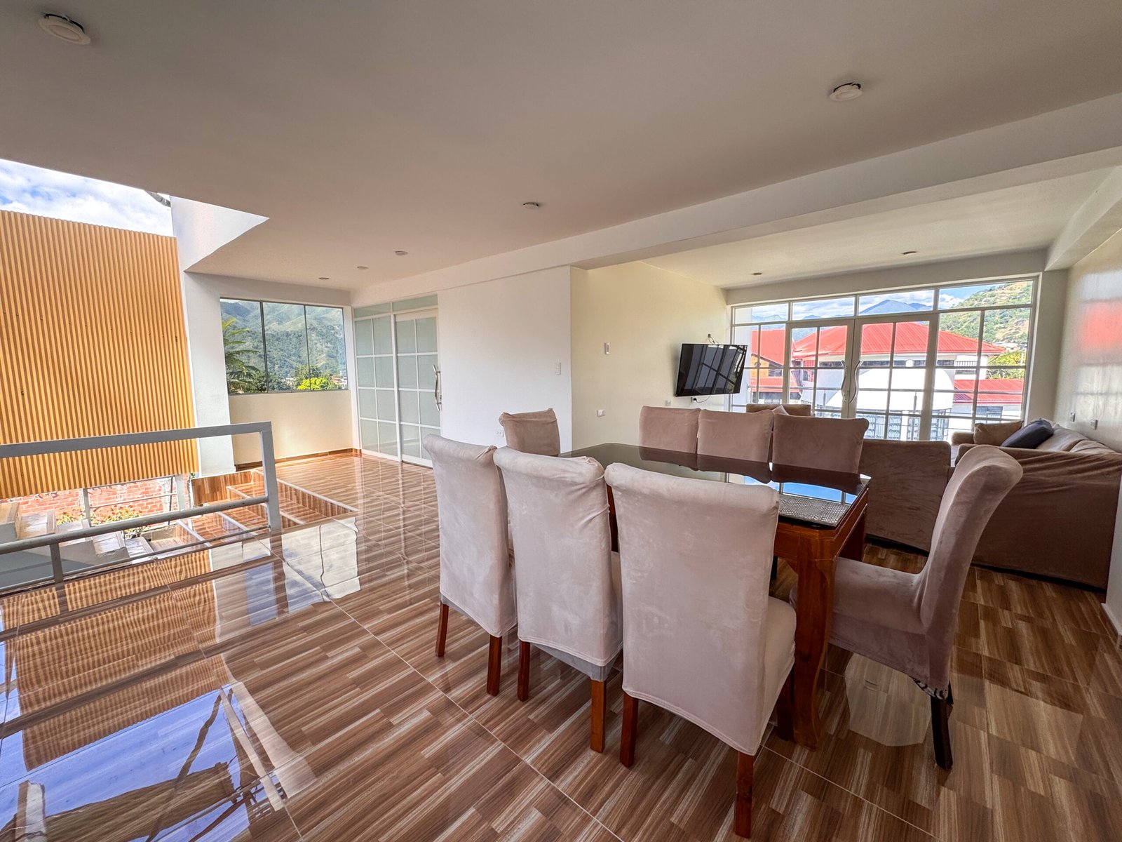 Habitación matrimonial en departamento moderno familiar de hospedaje en San Ramón, Chanchamayo. Cuenta con baño privado