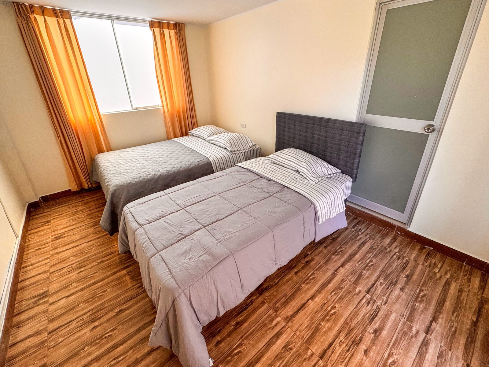 Sala acogedora y balcón en moderno departamento familiar de hospedaje en San Ramón, Chanchamayo. Cuenta con Wifi, Netflix y balcón con vista al bosque y capacidad para familiar o grupos grandes