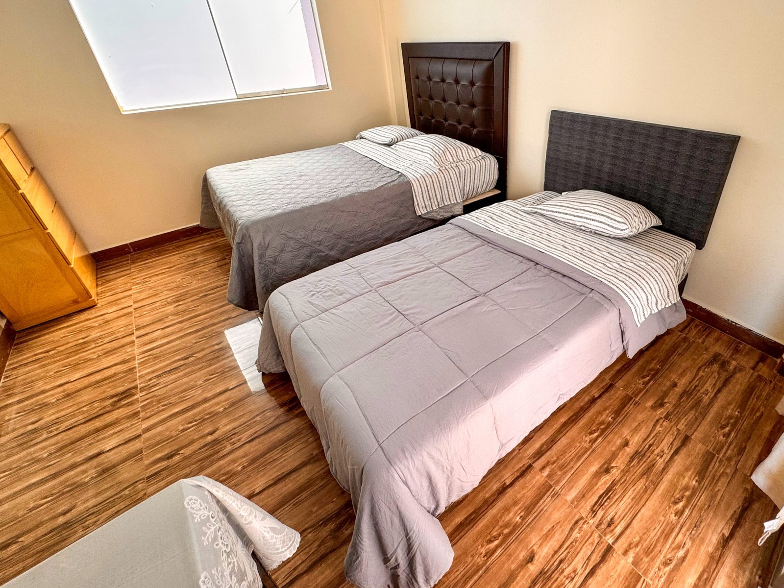 Cocina equipada en moderno departamento familiar de hospedaje en San Ramón, Chanchamayo