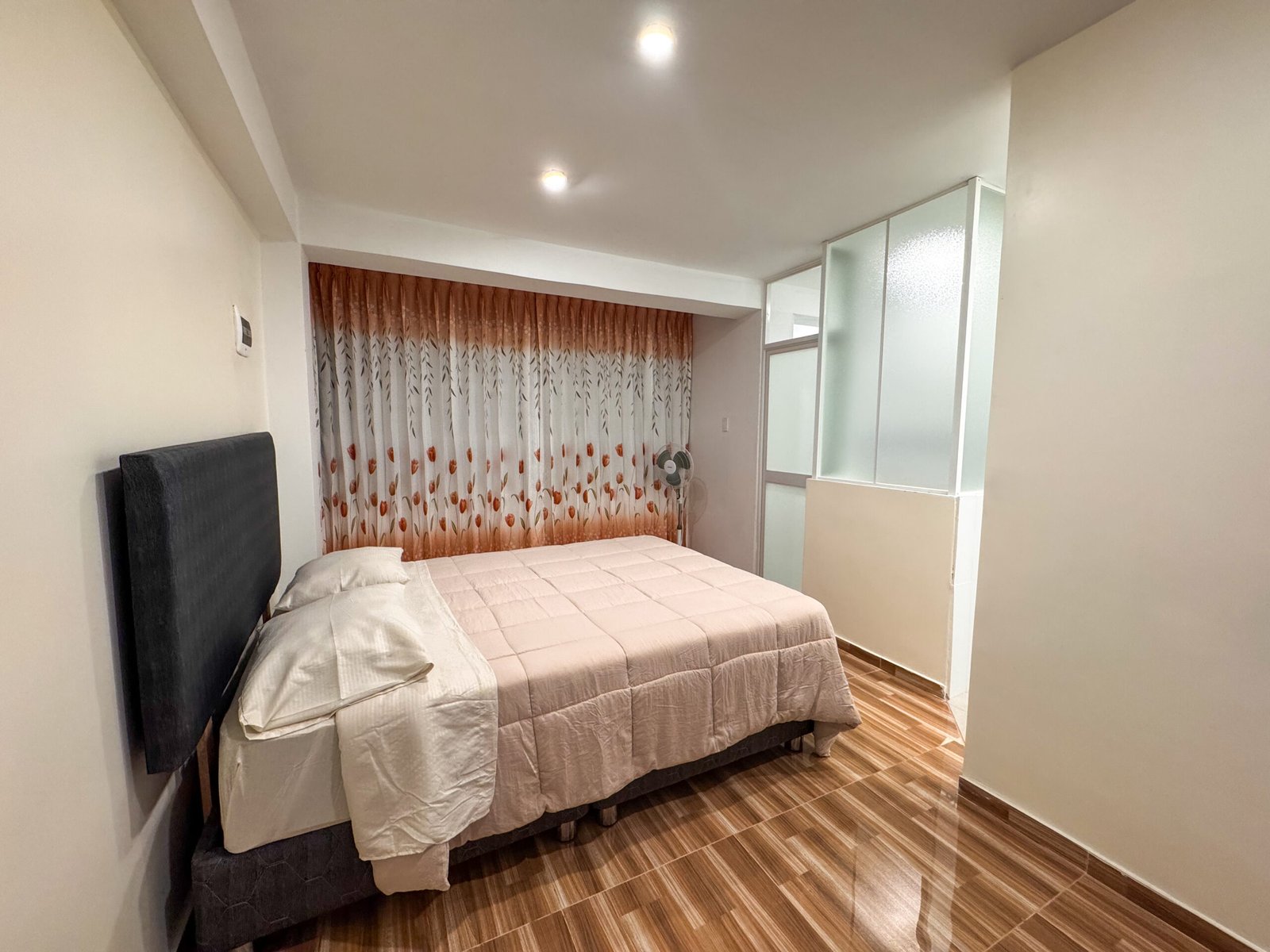 Cocina y comedor en moderno departamento familiar de hospedaje en San Ramón, Chanchamayo