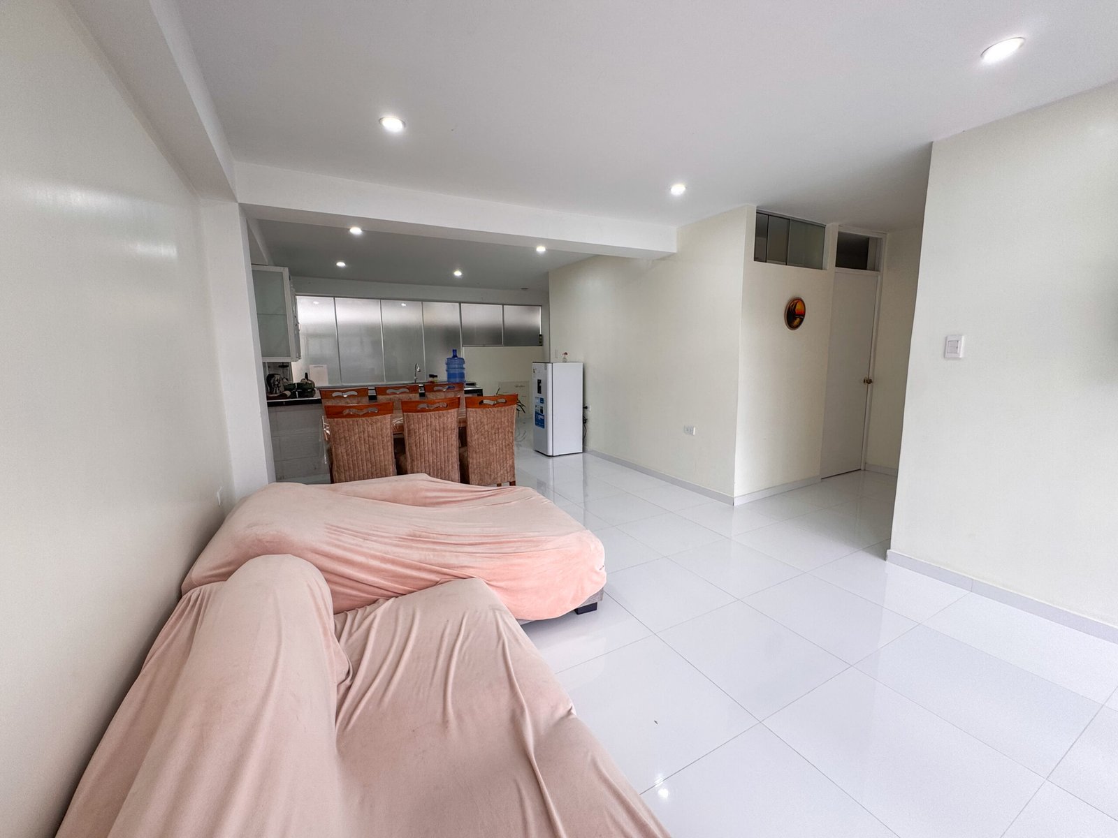 Sala moderna en departamento familiar de hospedaje en San Ramón, Chanchamayo. Cuenta con Wifi, Netflix y balcón con vista panorámica al bosque y capacidad para familias o grupos grandes