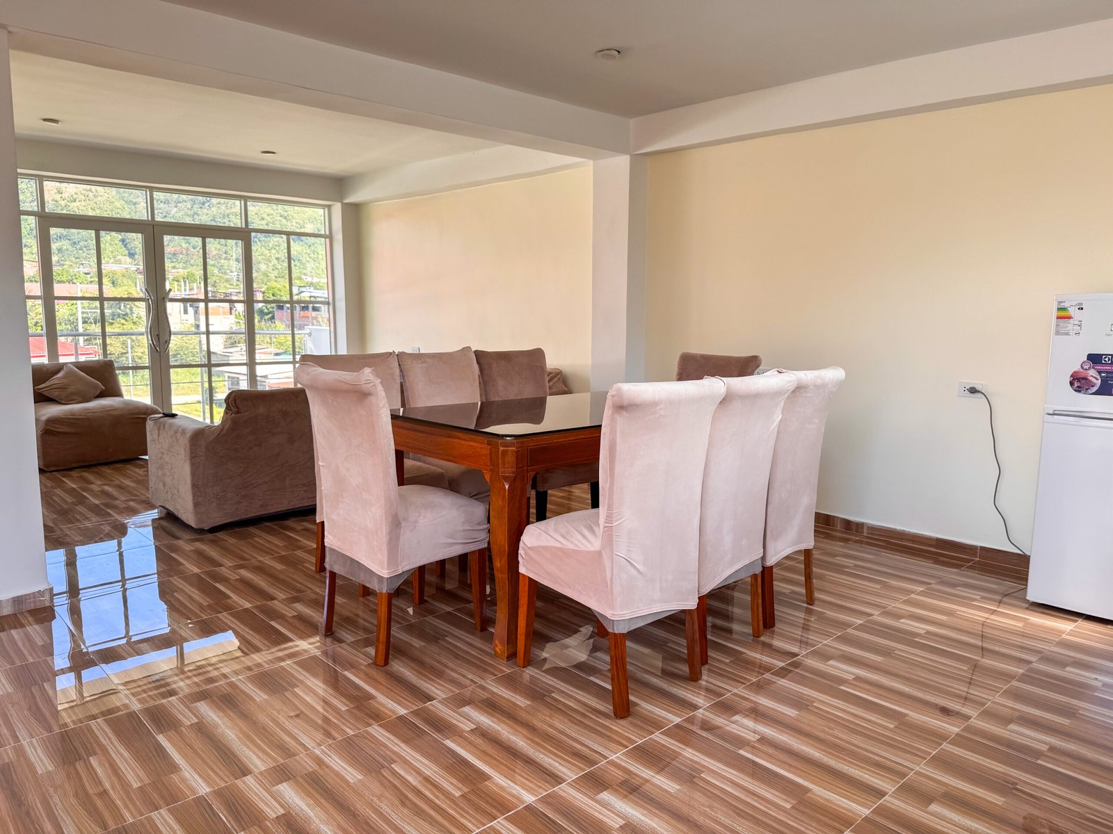 Habitación doble en departamento moderno familiar de hospedaje en San Ramón, Chanchamayo. Cuenta con baño privado